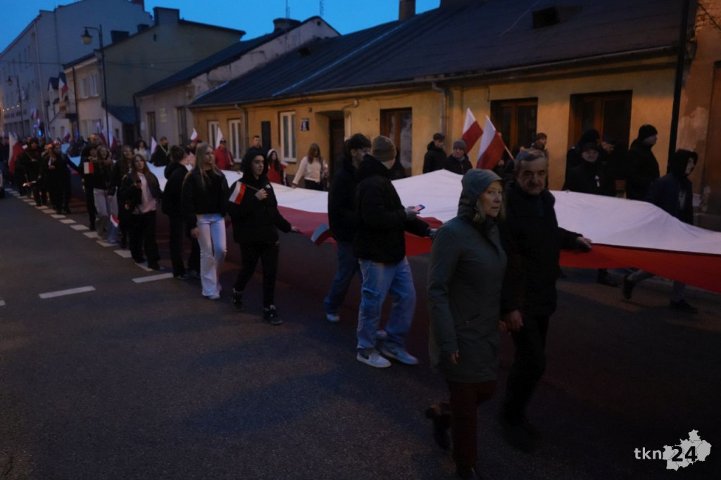 Powiatowy Marsz Niepodległości przeszedł ulicami miasta. Relacja wideo i foto