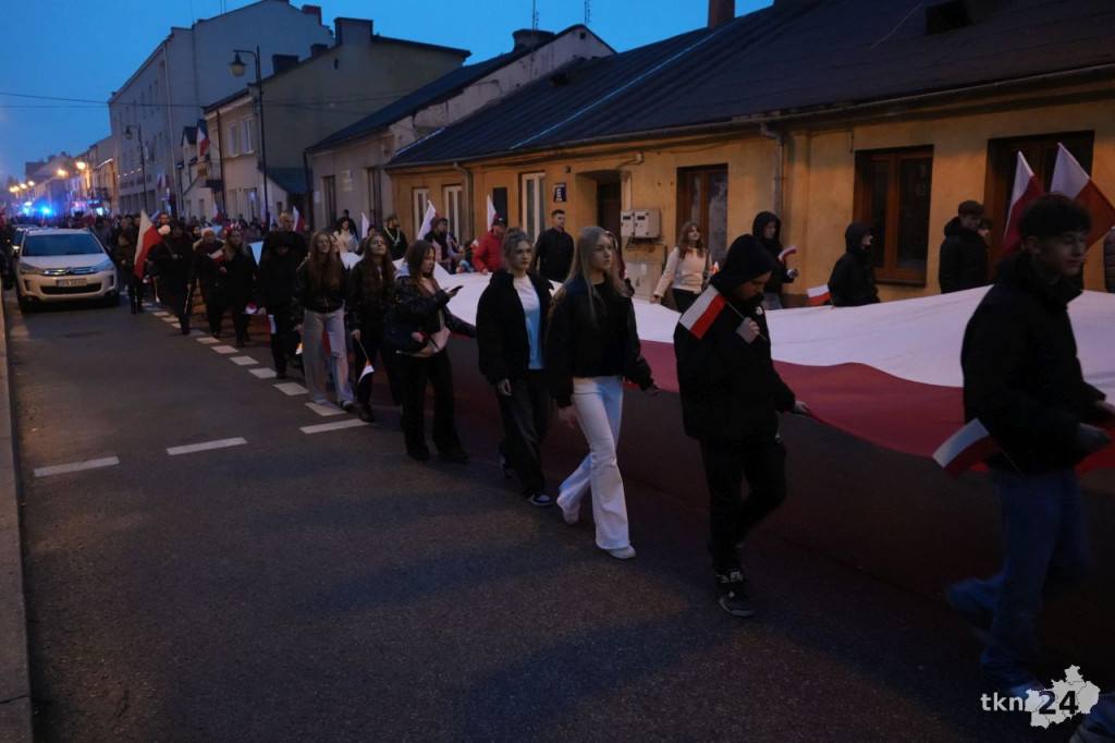 Powiatowy Marsz Niepodległości przeszedł ulicami miasta. Relacja wideo i foto