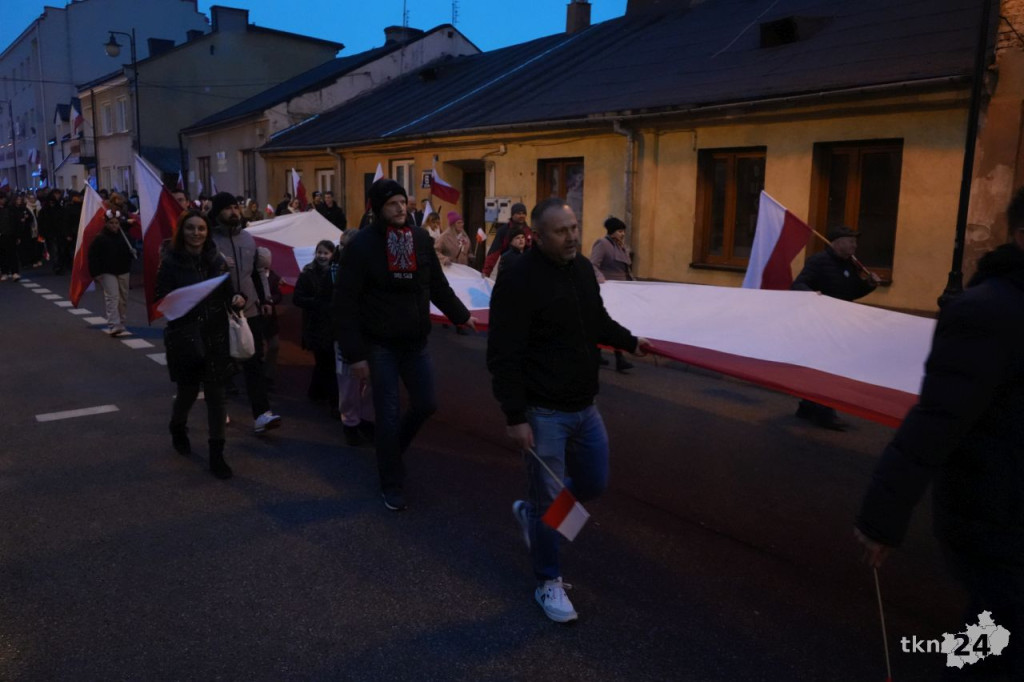 Powiatowy Marsz Niepodległości przeszedł ulicami miasta. Relacja wideo i foto