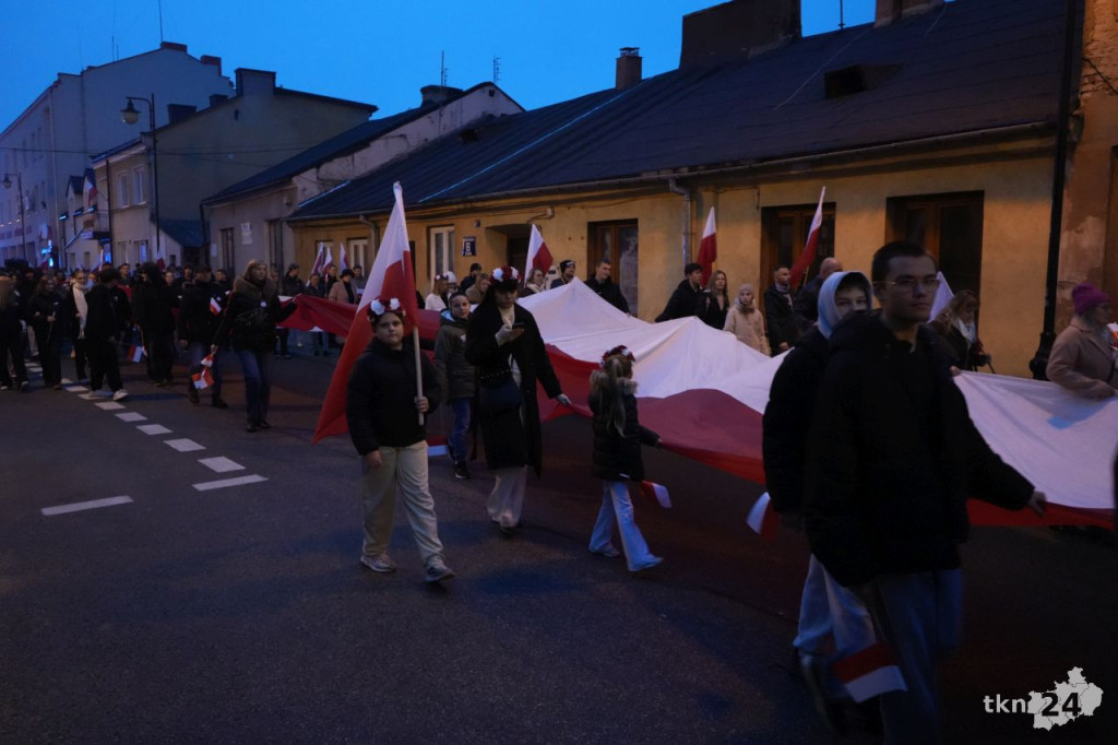 Powiatowy Marsz Niepodległości przeszedł ulicami miasta. Relacja wideo i foto