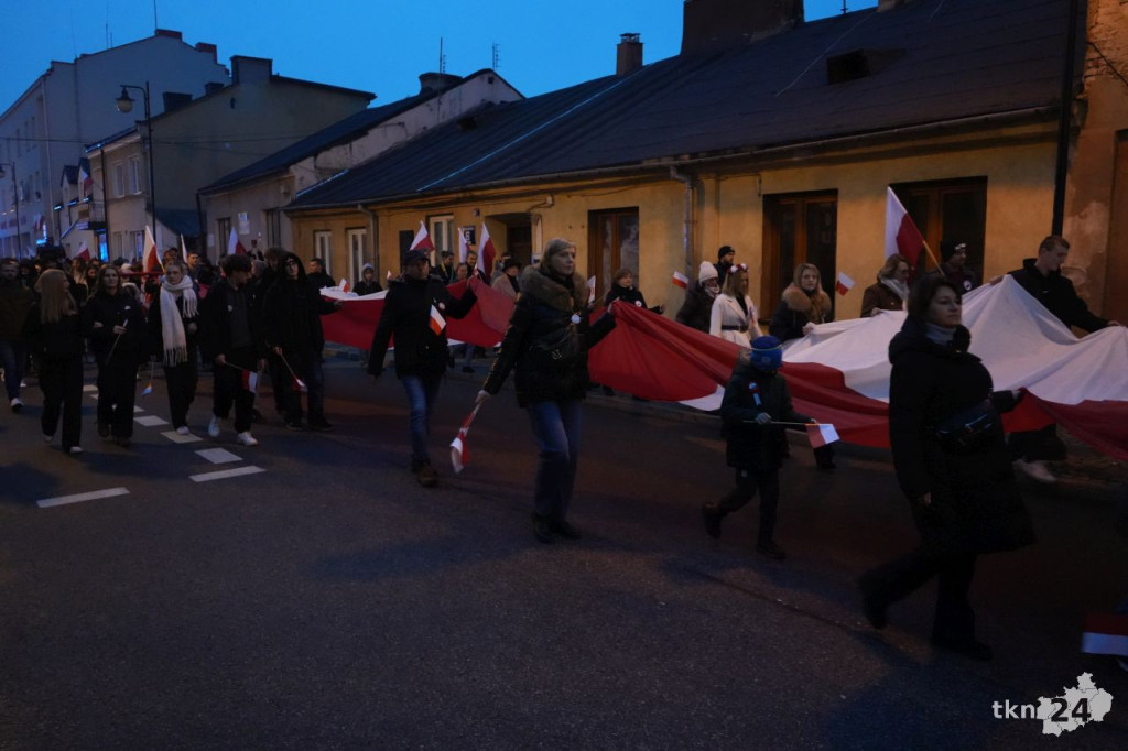 Powiatowy Marsz Niepodległości przeszedł ulicami miasta. Relacja wideo i foto