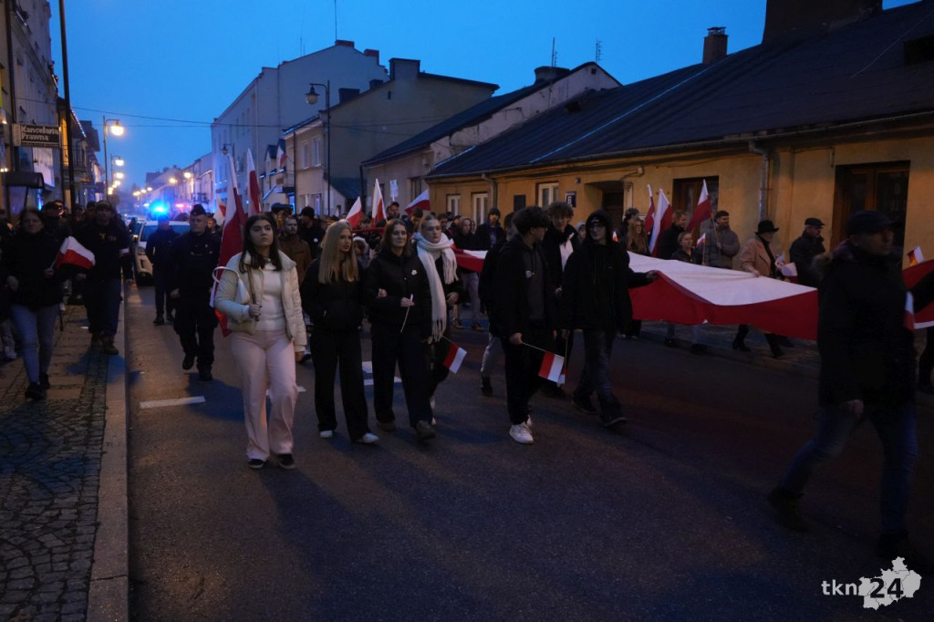 Powiatowy Marsz Niepodległości przeszedł ulicami miasta. Relacja wideo i foto
