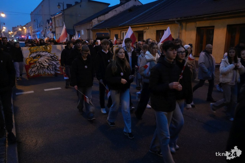 Powiatowy Marsz Niepodległości przeszedł ulicami miasta. Relacja wideo i foto