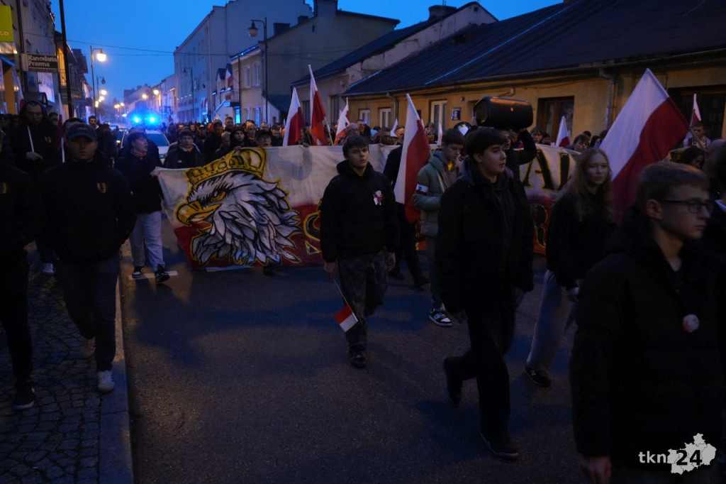 Powiatowy Marsz Niepodległości przeszedł ulicami miasta. Relacja wideo i foto