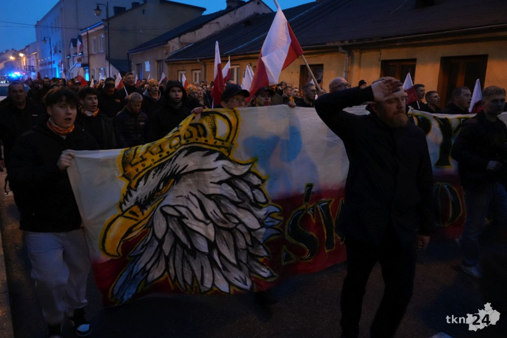 Powiatowy Marsz Niepodległości przeszedł ulicami miasta. Relacja wideo i foto