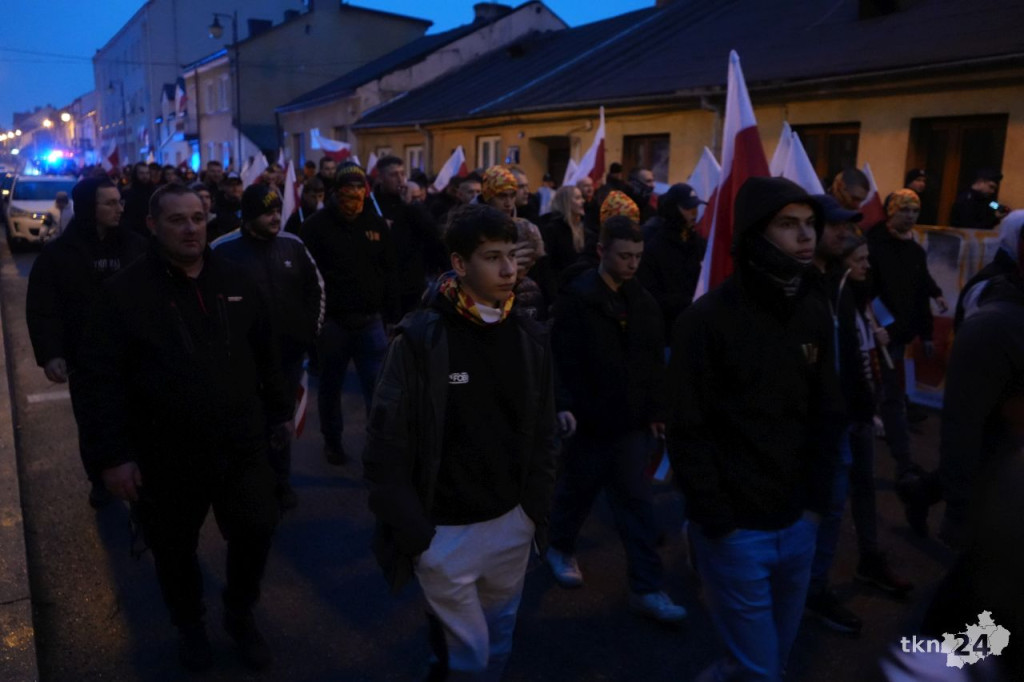 Powiatowy Marsz Niepodległości przeszedł ulicami miasta. Relacja wideo i foto