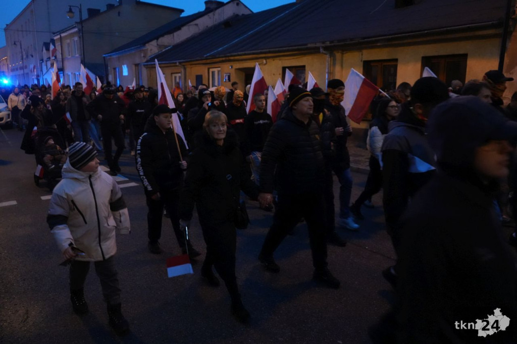 Powiatowy Marsz Niepodległości przeszedł ulicami miasta. Relacja wideo i foto