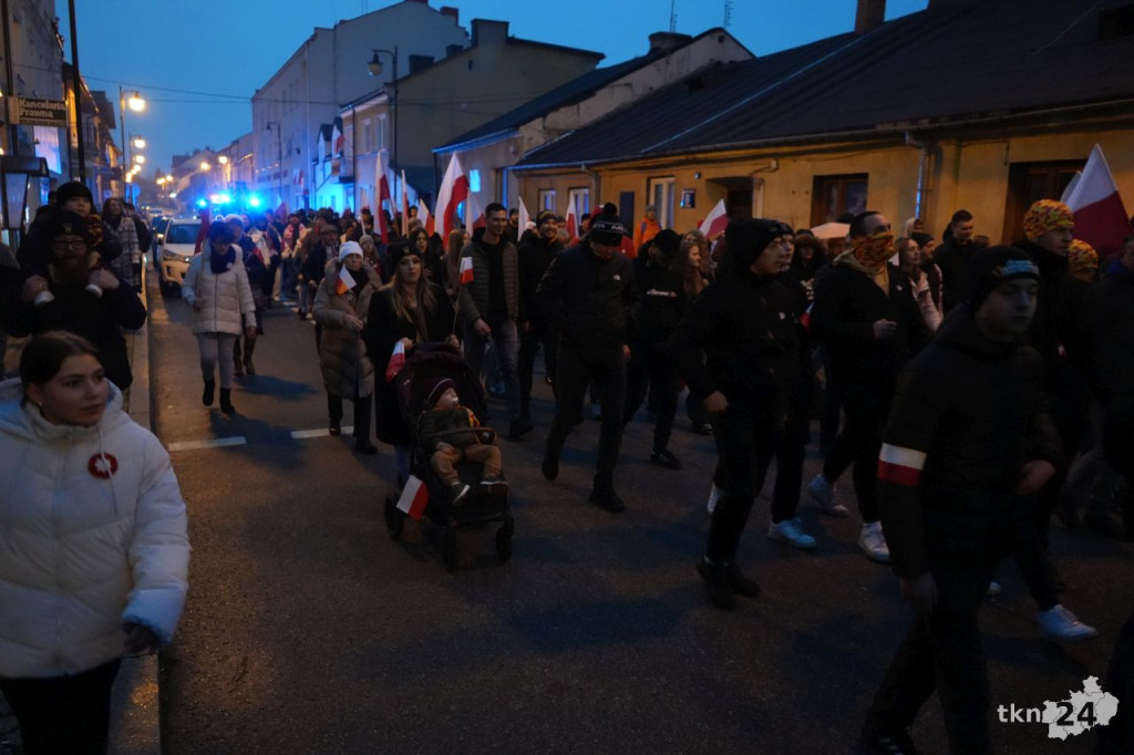 Powiatowy Marsz Niepodległości przeszedł ulicami miasta. Relacja wideo i foto