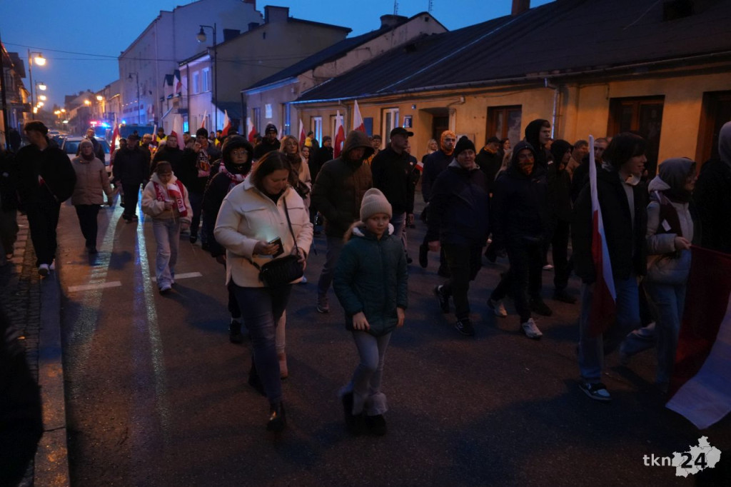 Powiatowy Marsz Niepodległości przeszedł ulicami miasta. Relacja wideo i foto