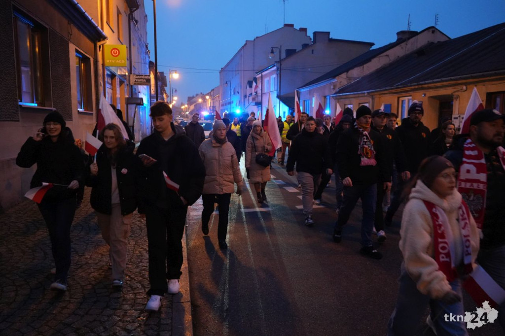 Powiatowy Marsz Niepodległości przeszedł ulicami miasta. Relacja wideo i foto