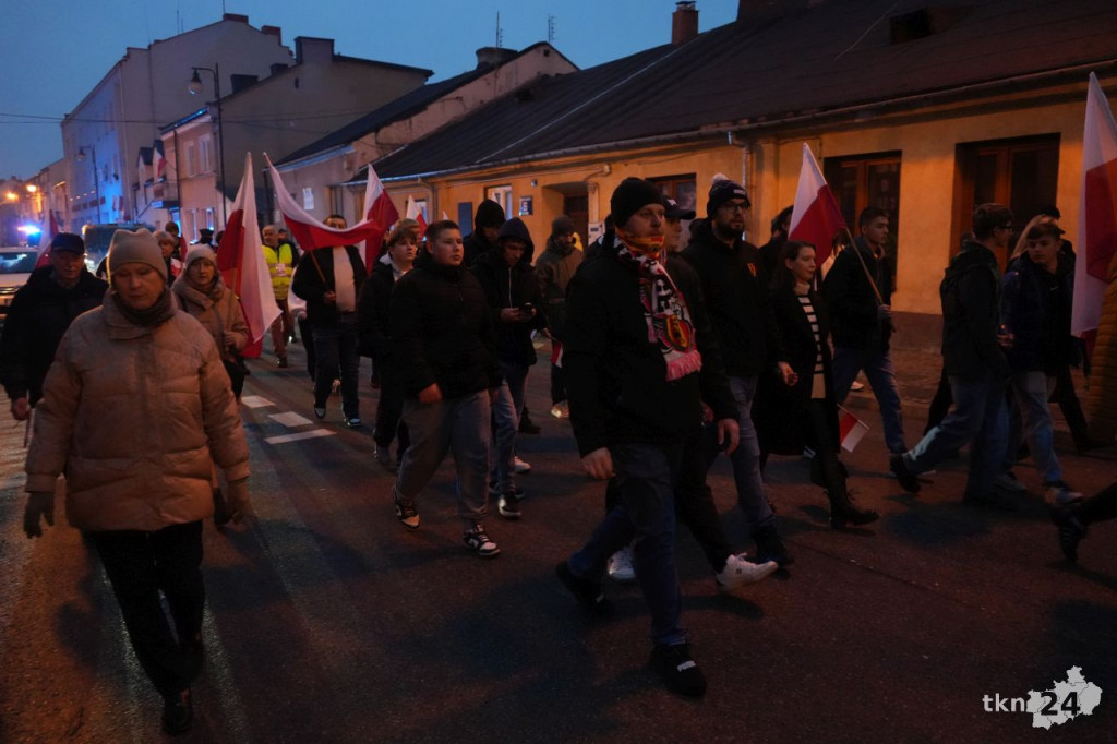 Powiatowy Marsz Niepodległości przeszedł ulicami miasta. Relacja wideo i foto