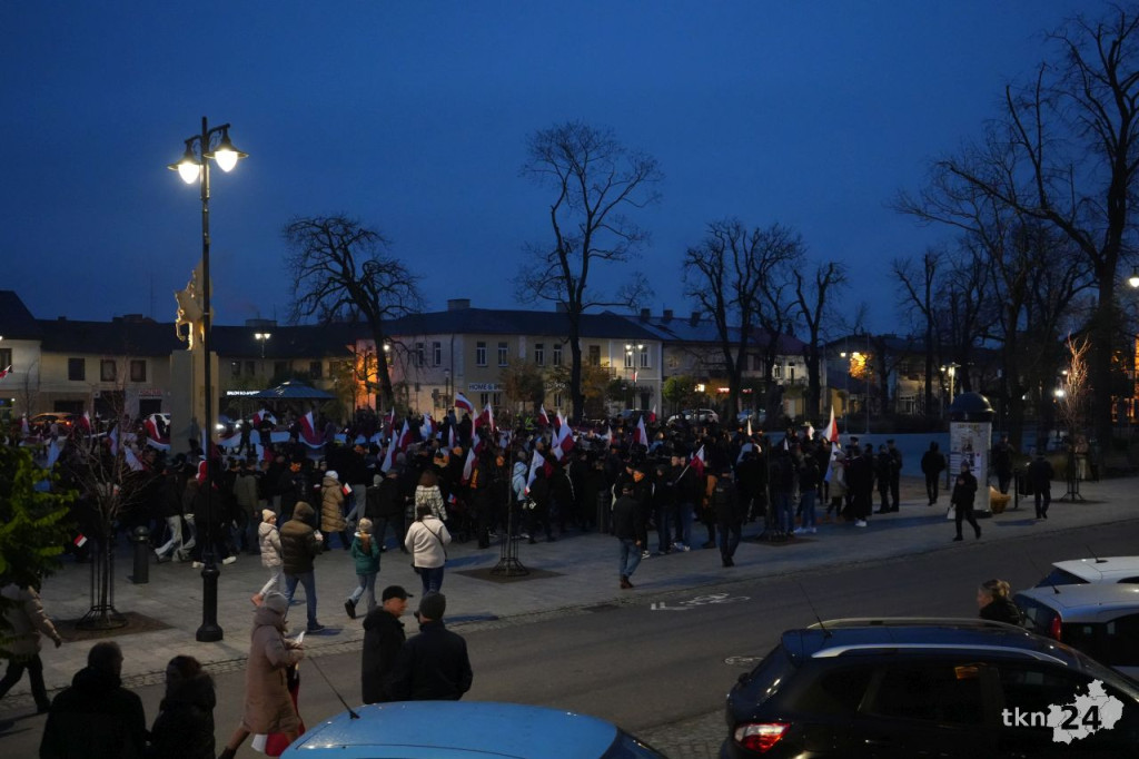 Powiatowy Marsz Niepodległości przeszedł ulicami miasta. Relacja wideo i foto