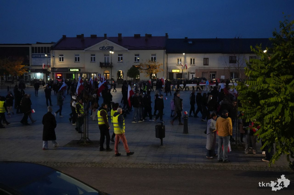 Powiatowy Marsz Niepodległości przeszedł ulicami miasta. Relacja wideo i foto