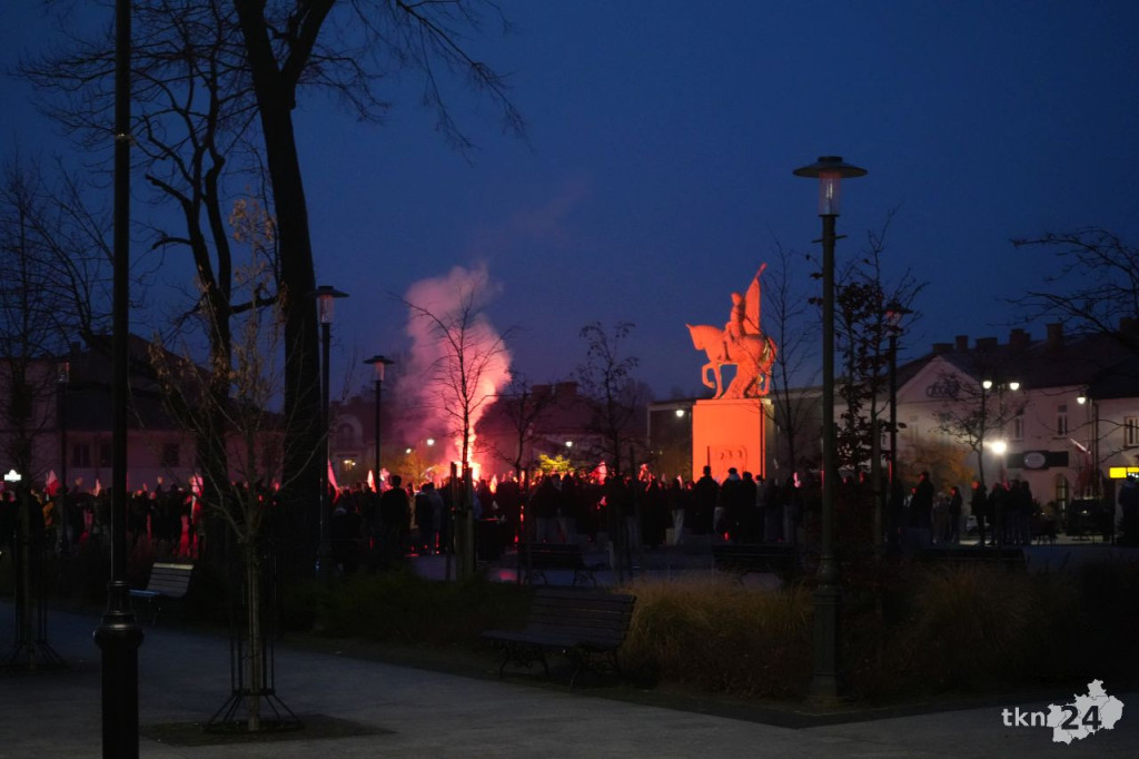Powiatowy Marsz Niepodległości przeszedł ulicami miasta. Relacja wideo i foto