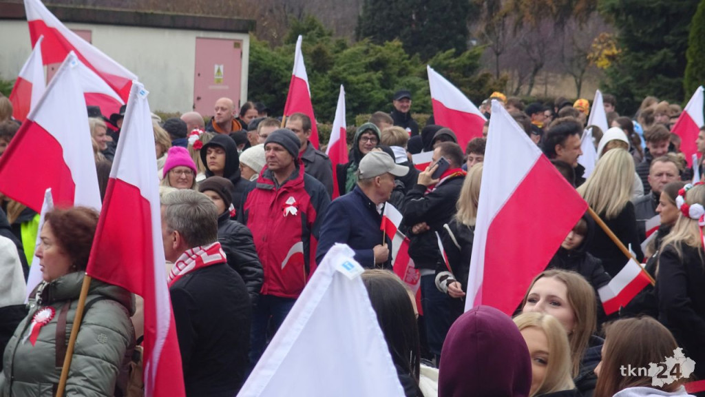 Powiatowy Marsz Niepodległości przeszedł ulicami miasta. Relacja wideo i foto
