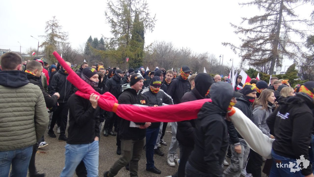 Powiatowy Marsz Niepodległości przeszedł ulicami miasta. Relacja wideo i foto