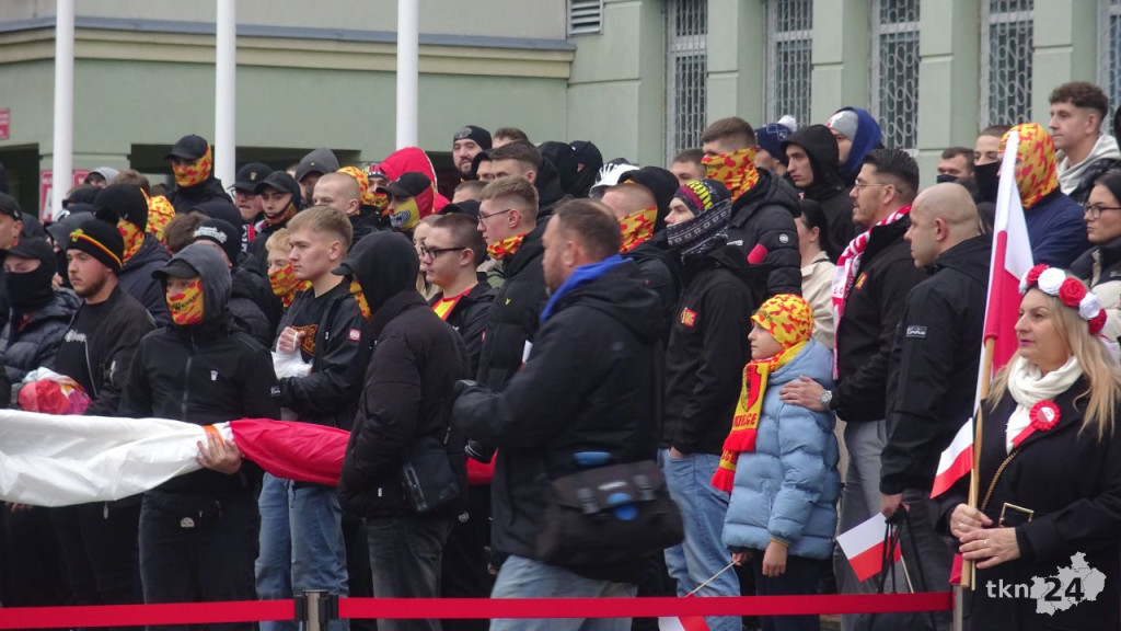 Powiatowy Marsz Niepodległości przeszedł ulicami miasta. Relacja wideo i foto