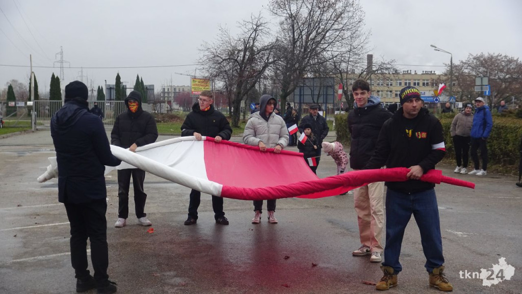 Powiatowy Marsz Niepodległości przeszedł ulicami miasta. Relacja wideo i foto