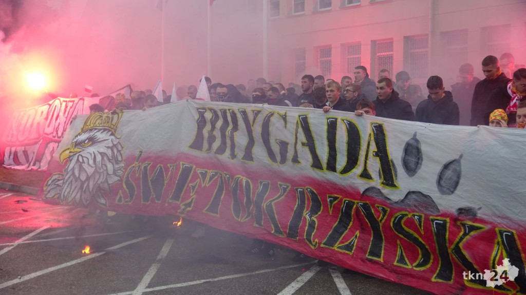 Powiatowy Marsz Niepodległości przeszedł ulicami miasta. Relacja wideo i foto