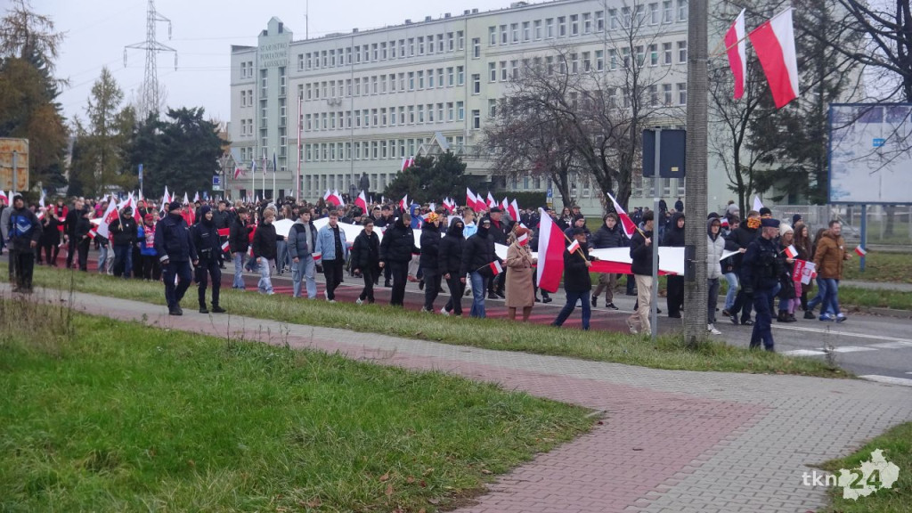 Powiatowy Marsz Niepodległości przeszedł ulicami miasta. Relacja wideo i foto