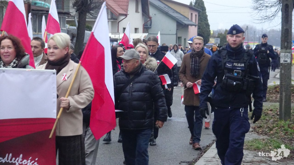 Powiatowy Marsz Niepodległości przeszedł ulicami miasta. Relacja wideo i foto