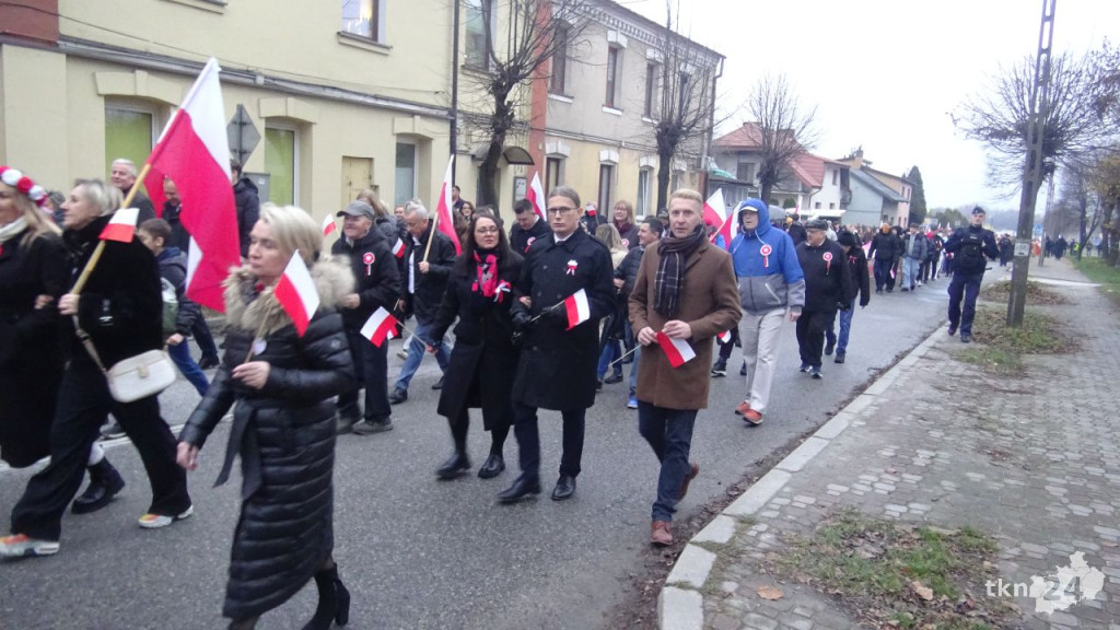 Powiatowy Marsz Niepodległości przeszedł ulicami miasta. Relacja wideo i foto