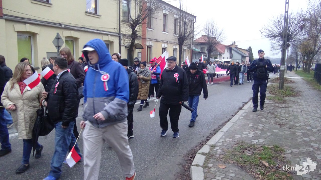 Powiatowy Marsz Niepodległości przeszedł ulicami miasta. Relacja wideo i foto