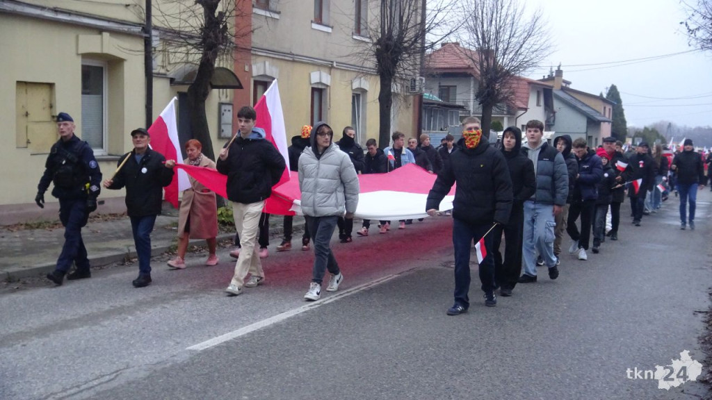 Powiatowy Marsz Niepodległości przeszedł ulicami miasta. Relacja wideo i foto