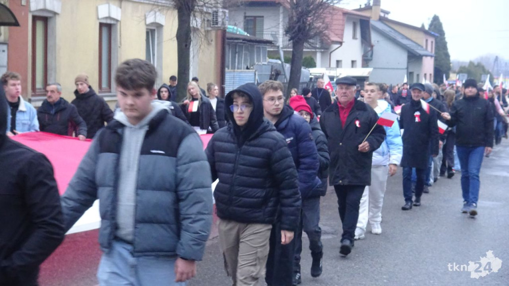 Powiatowy Marsz Niepodległości przeszedł ulicami miasta. Relacja wideo i foto