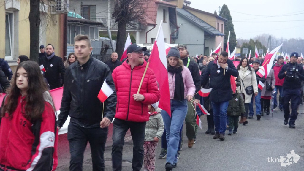 Powiatowy Marsz Niepodległości przeszedł ulicami miasta. Relacja wideo i foto