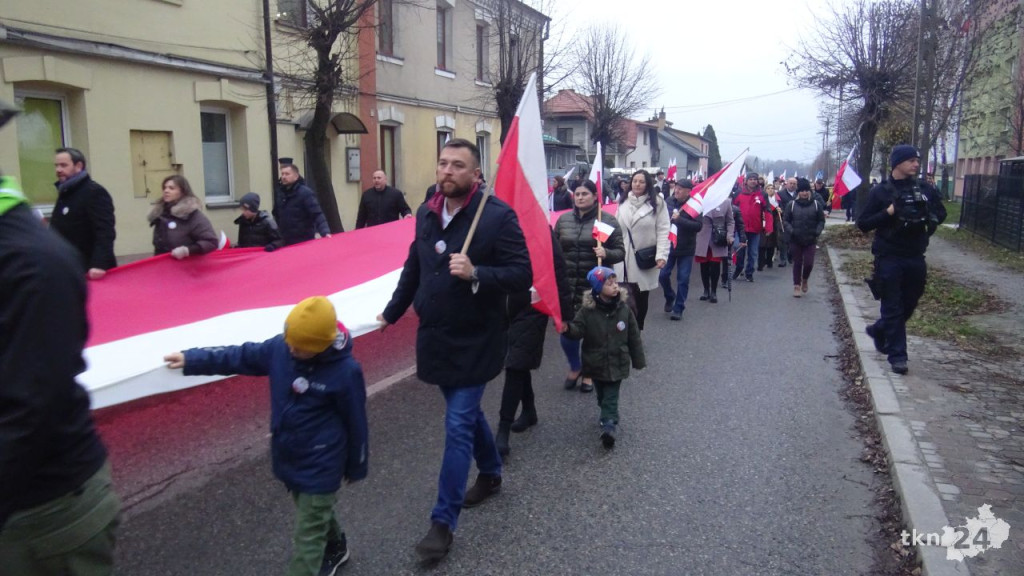Powiatowy Marsz Niepodległości przeszedł ulicami miasta. Relacja wideo i foto