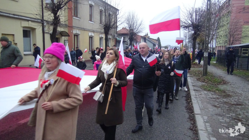 Powiatowy Marsz Niepodległości przeszedł ulicami miasta. Relacja wideo i foto