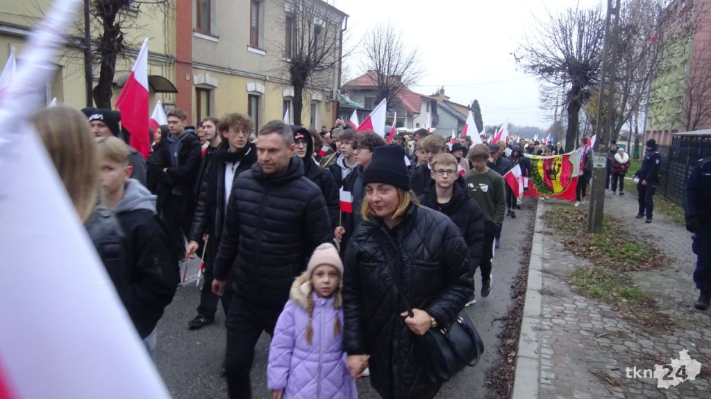 Powiatowy Marsz Niepodległości przeszedł ulicami miasta. Relacja wideo i foto