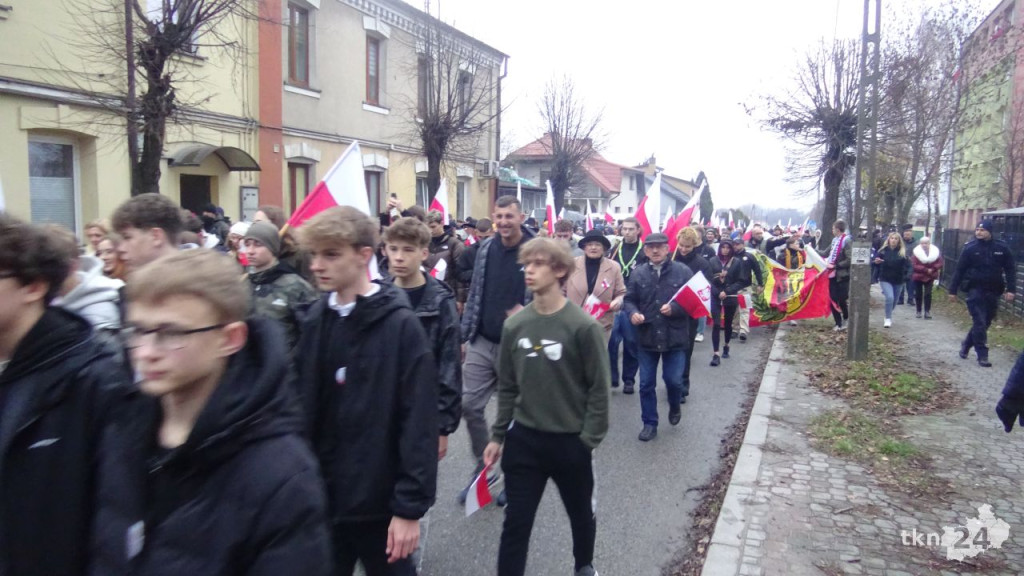 Powiatowy Marsz Niepodległości przeszedł ulicami miasta. Relacja wideo i foto
