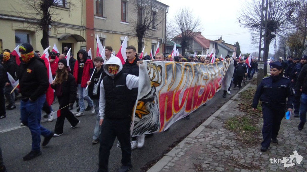 Powiatowy Marsz Niepodległości przeszedł ulicami miasta. Relacja wideo i foto