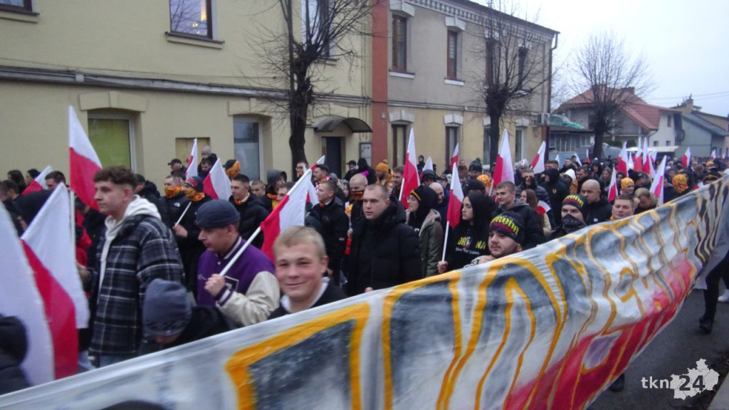 Powiatowy Marsz Niepodległości przeszedł ulicami miasta. Relacja wideo i foto