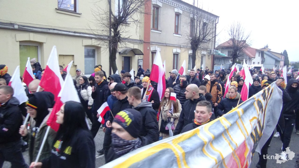 Powiatowy Marsz Niepodległości przeszedł ulicami miasta. Relacja wideo i foto