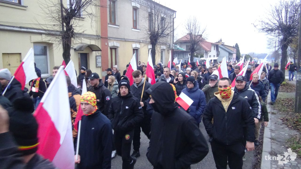 Powiatowy Marsz Niepodległości przeszedł ulicami miasta. Relacja wideo i foto
