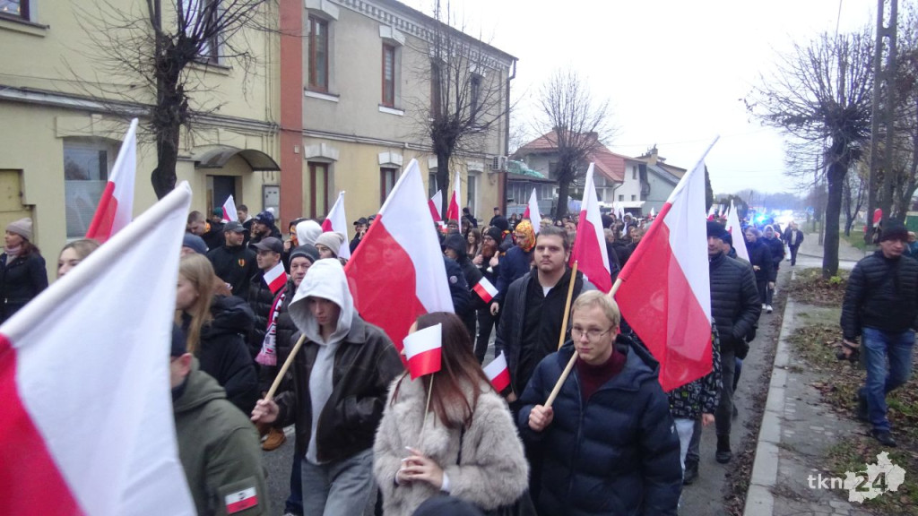 Powiatowy Marsz Niepodległości przeszedł ulicami miasta. Relacja wideo i foto