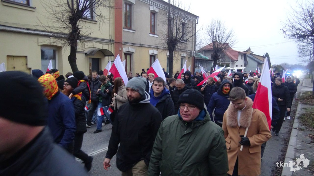 Powiatowy Marsz Niepodległości przeszedł ulicami miasta. Relacja wideo i foto