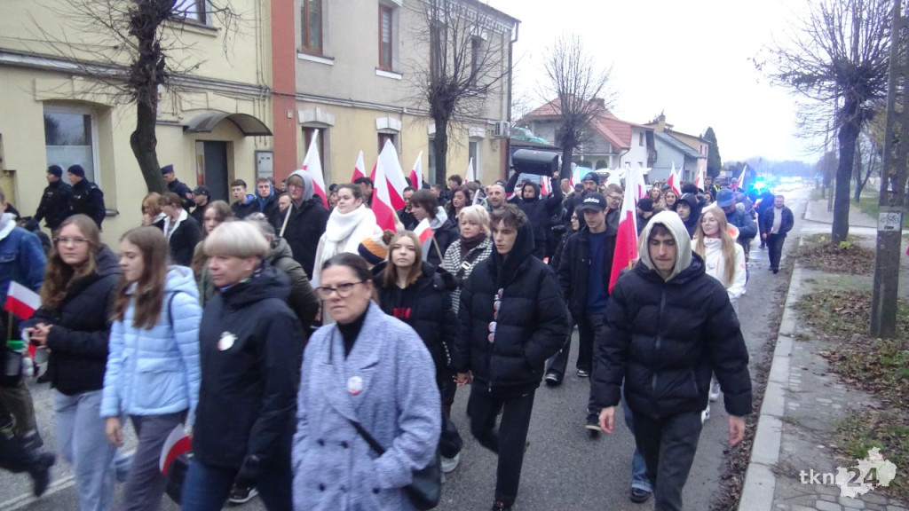 Powiatowy Marsz Niepodległości przeszedł ulicami miasta. Relacja wideo i foto