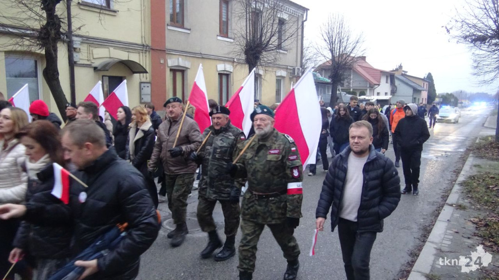 Powiatowy Marsz Niepodległości przeszedł ulicami miasta. Relacja wideo i foto