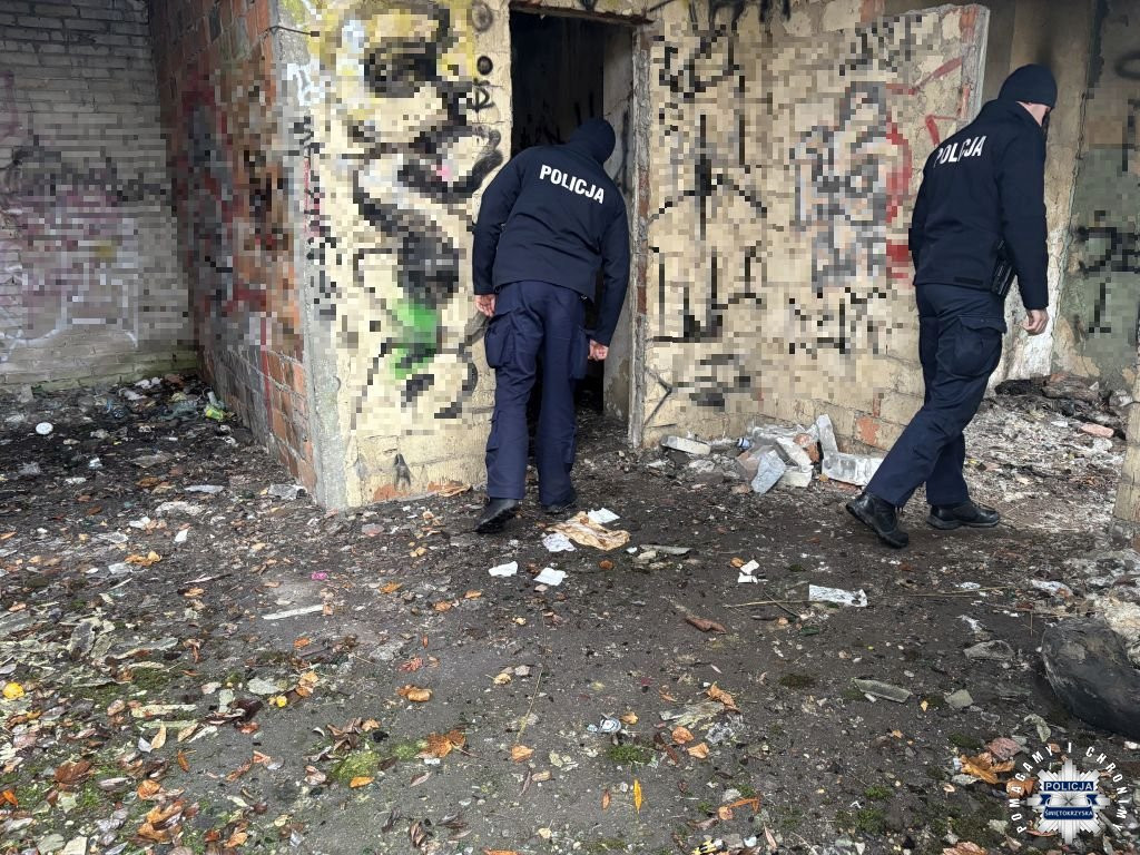 Policjanci z Końskich sprawdzają miejsca, gdzie mogą przebywać osoby bezdomne
