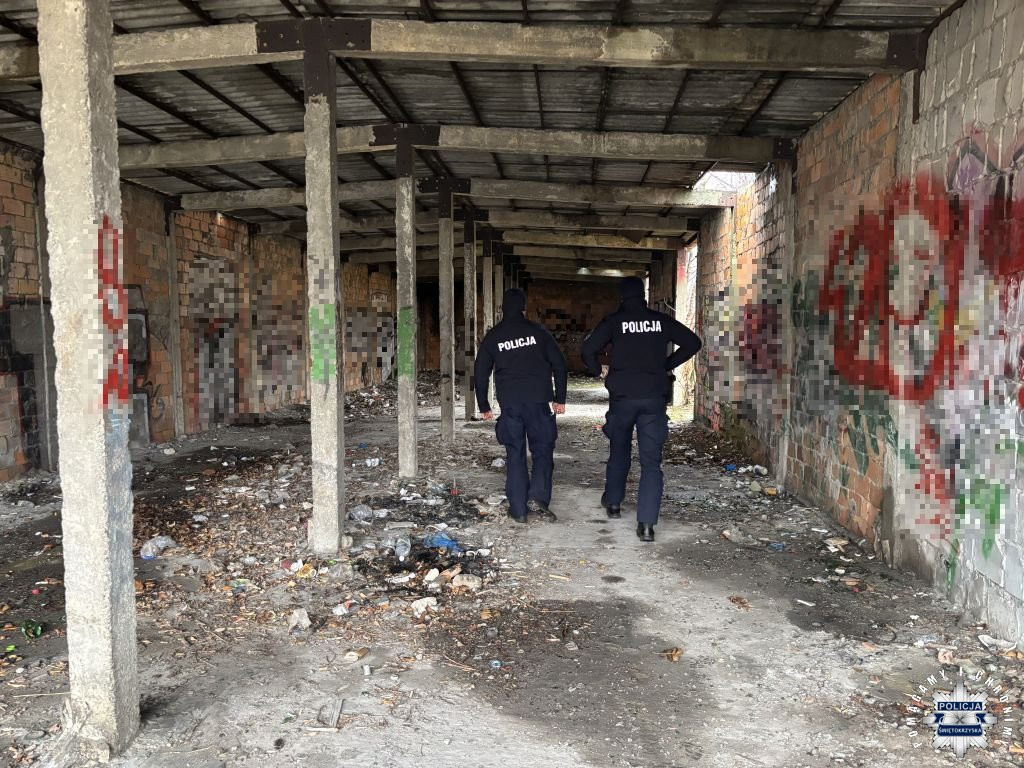 Policjanci z Końskich sprawdzają miejsca, gdzie mogą przebywać osoby bezdomne