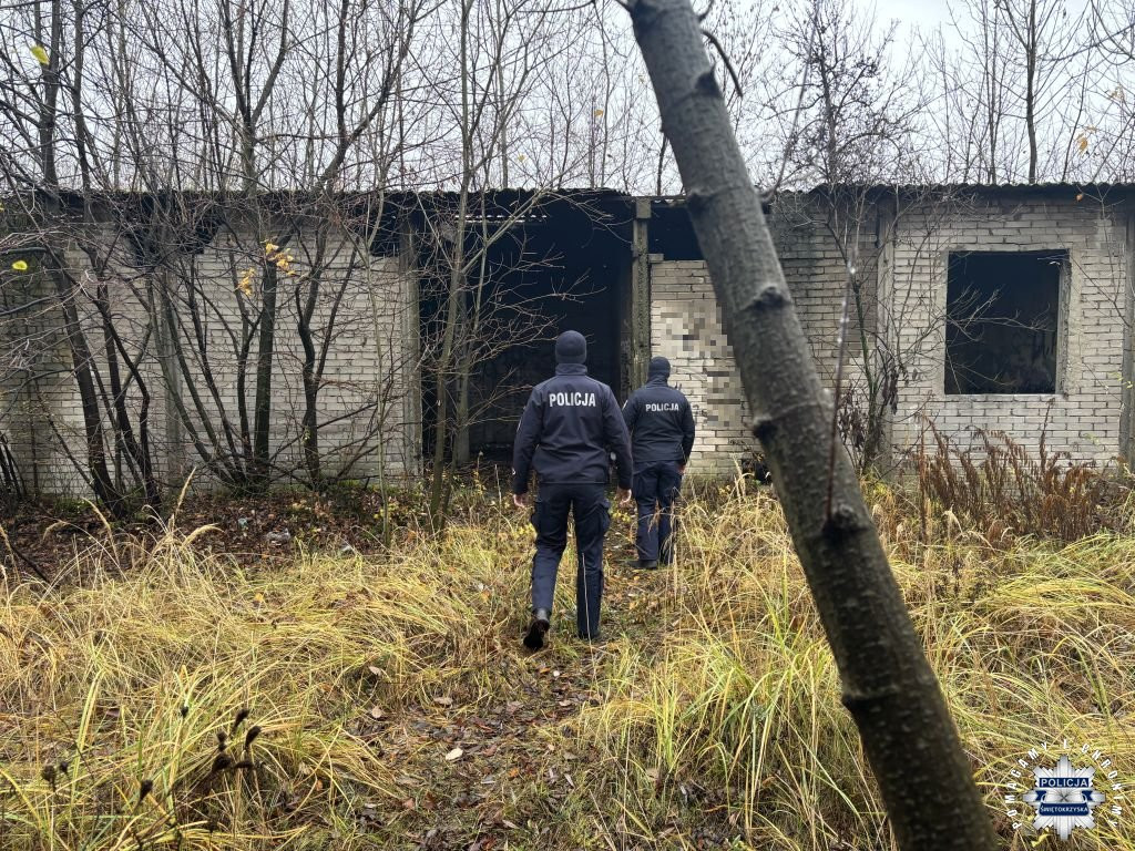 Policjanci z Końskich sprawdzają miejsca, gdzie mogą przebywać osoby bezdomne