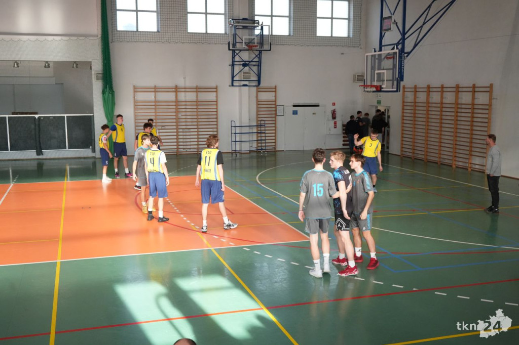 Znamy mistrzów i mistrzynie XXIV Turnieju Piłki Koszykowej dla szkół średnich [wideo, zdjęcia]