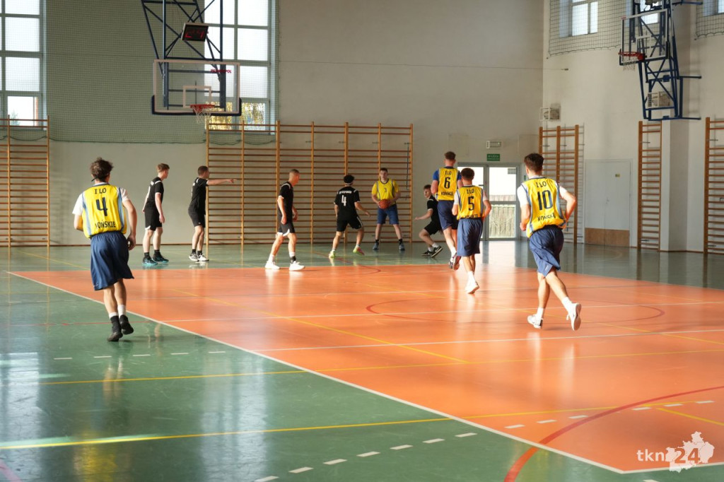 Znamy mistrzów i mistrzynie XXIV Turnieju Piłki Koszykowej dla szkół średnich [wideo, zdjęcia]