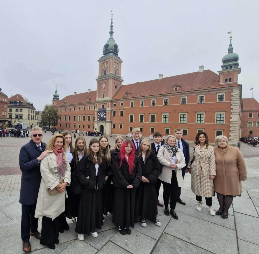 Młodzież z ZSP w Stąporkowie śpiewała na Zamku Królewskim w Warszawie [zdjęcia]