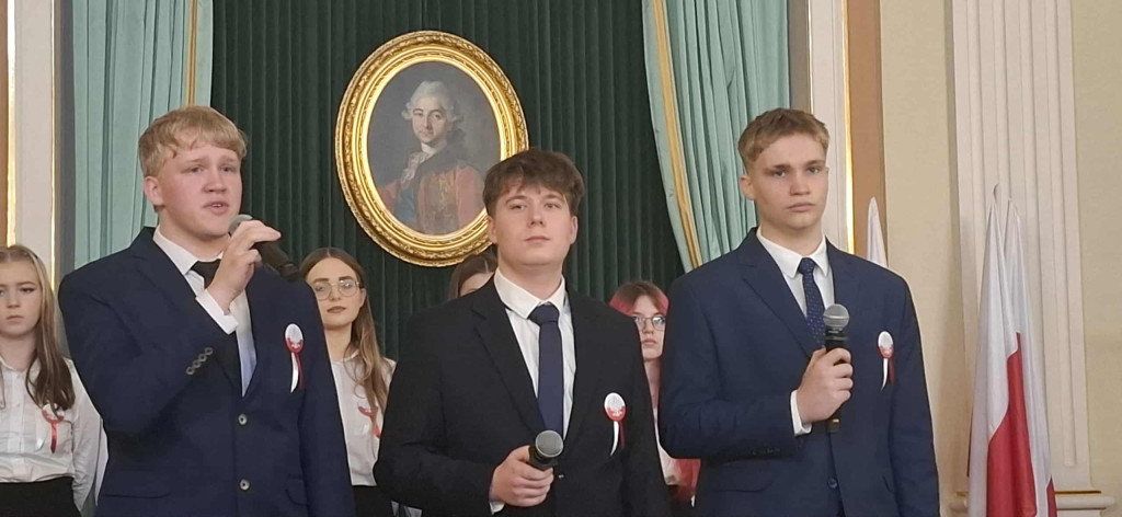 Młodzież z ZSP w Stąporkowie śpiewała na Zamku Królewskim w Warszawie [zdjęcia]