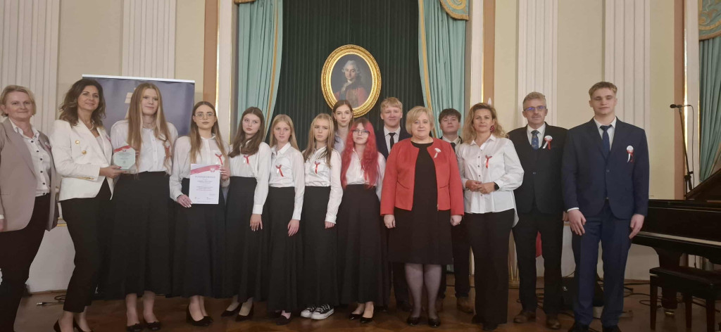 Młodzież z ZSP w Stąporkowie śpiewała na Zamku Królewskim w Warszawie [zdjęcia]